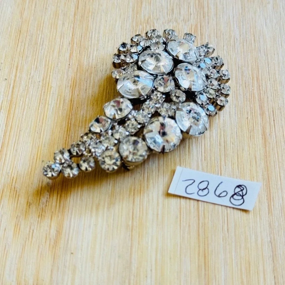 Vintage D&E Juliana Pin Brooch Rivoli Crystal Rhinestones Round 1960s 3x1.5 in
